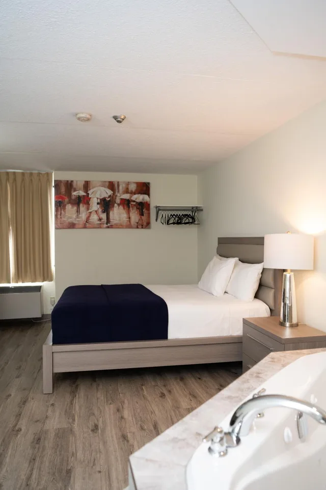 غرفة بسرير كوين بجاكوزي، Diplomat Inn 3/10