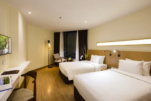 غرفة ديلوكس بسريرين منفصلين بإطلالة جزئية على البحر، Starcity Bayfront Nha Trang Hotel 1/7