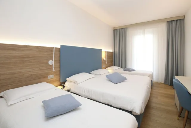 غرفة كلاسيكية رباعية بسرير مزدوج وسريرين منفصلين، Riviera Castelsardo Hotel 3/10