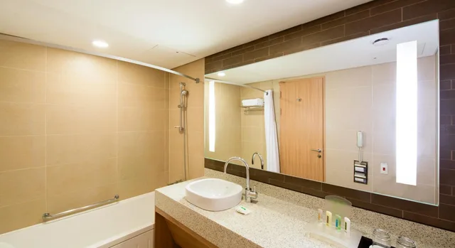 غرفة بسرير كوين بإطلالة على الجبل، Holiday Inn Resort Alpensia Pyeongchang 9/10