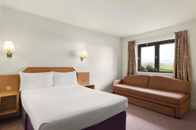 غرفة بسرير مزدوج وسريرين منفصلين بإطلالة على البحيرة، Days Inn by Wyndham Kendal Killington Lake 2/6