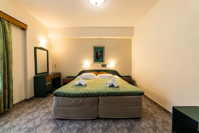 استوديو، Odeon Hotel 3/8