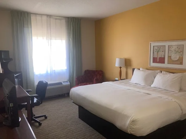 Room, King Bed, Wingate by Wyndham Uniontown 1/3
