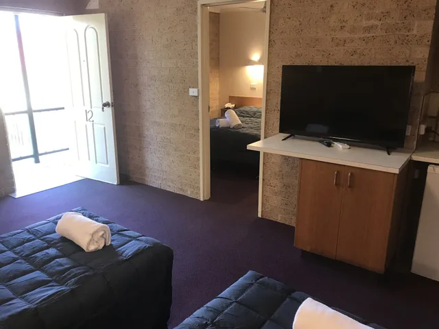 جناح عائلي عائلي بسرير كوين وسريرين فرديين بغرفتي نوم بمطبخ صغير، Cedar Lodge Motel 3/4