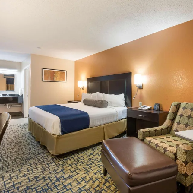 غرفة بسرير كينج للمدخنين، SureStay Hotel by Best Western Meridian 1/10
