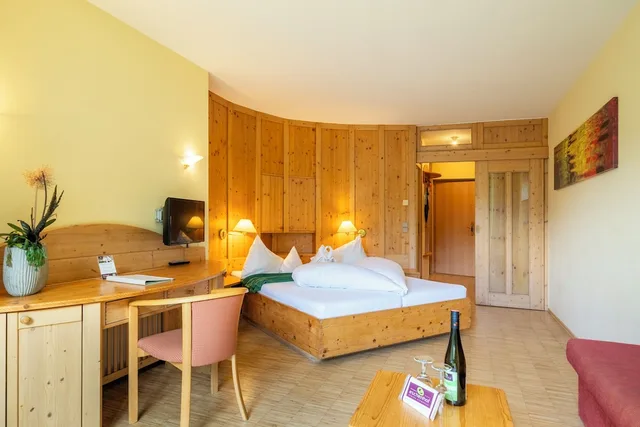 Deluxe, 1 Double and 1 Single Bed, Ortners Eschenhof 2/7