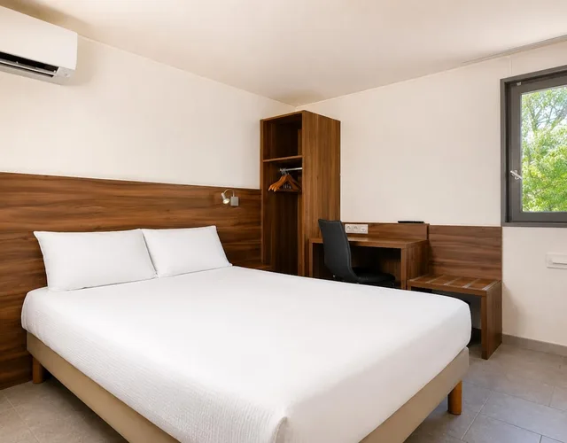غرفة قياسية بسرير كوين، BRIT HOTEL PLAISANCE 2/5