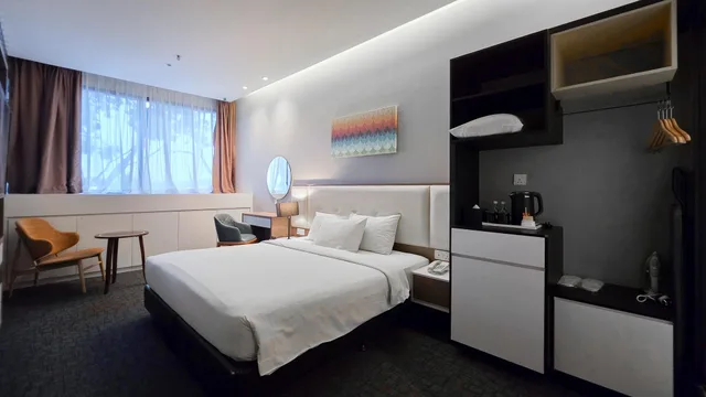 غرفة قياسية بسرير كينج وسرير كوين، Fives Hotel DNP 1/1