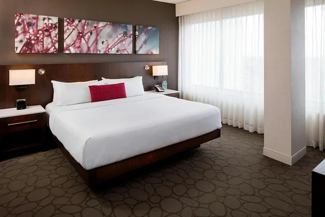 1 Bedroom, Bi Level, Loft, Suite, King Bed, Sofa، Delta Hotels by Marriott Edmonton South Conference Centre 2/4