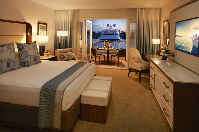 Room, King Bed, Bay View, Accessible، Balboa Bay Resort 2/7