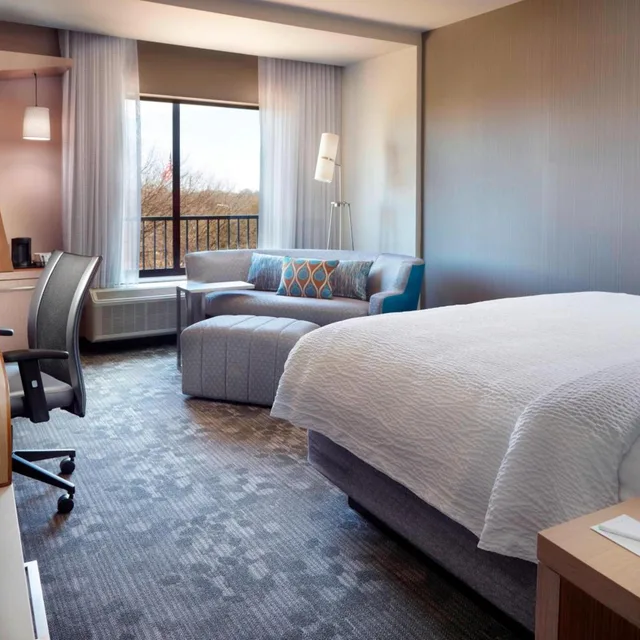 غرفة بسرير كينج مع أريكة بحوض استحمام لذوي الإعاقة، Courtyard By Marriott Lagrange 1/3