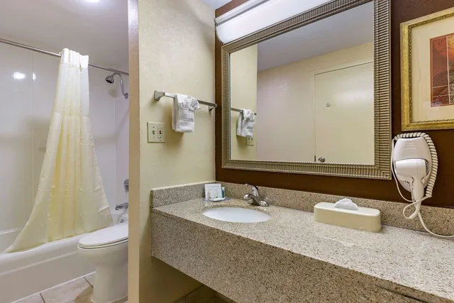 Upgrade, 2 Double Beds, Smoking، Quality Inn And Suites Hanes Mall 3/5