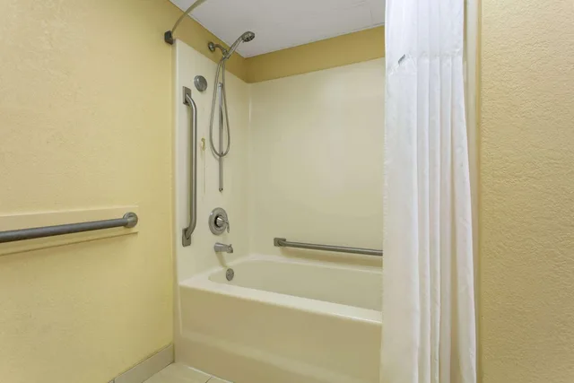 غرفة بسرير مزدوج لذوي الإعاقة، Days Inn by Wyndham Hillsborough 8/8