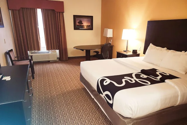 غرفة بسرير كينج لذوي الإعاقة، La Quinta Inn & Suites by Wyndham Stillwater-University Area 2/2