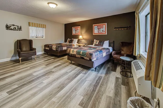 Standard, 2 Queen Beds, Creek Side، Brookside Lodge 3/8