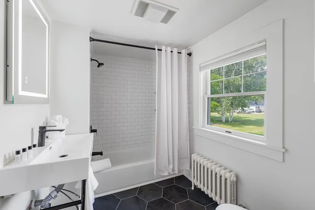 Guest Room, 1 King and 2 Double Beds, Aspen At Manchester 5/5