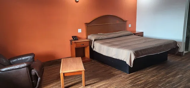 غرفة بسرير كينج، American Inn Cleburne 1/3