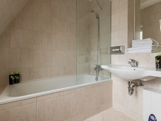 جناح كبير بسرير كوين بشرفة بغرفة نوم واحدة مع أريكة، Flower's Boardinghouse Mitte 2/2