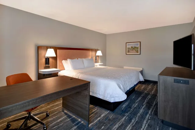 جناح جونيور بسرير كينج مع أريكة، Hampton Inn Potomac Mills Woodbridge 2/3