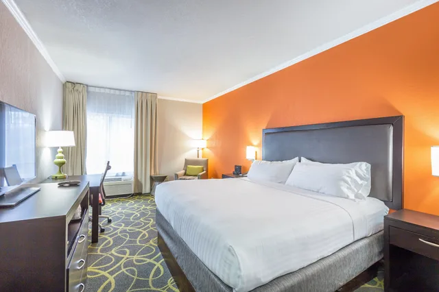 Standard, King Bed, Accessible, Holiday Inn Express Saint Simons Island 1/10
