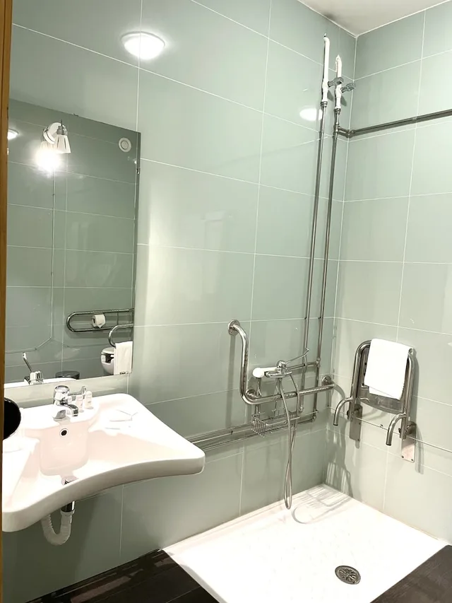 غرفة قياسية بثلاثة أسرّة لذوي الإعاقة، Universal Hotel 3/3