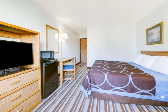 غرفة بسرير كينج، Super 8 By Wyndham Burlington 3/3