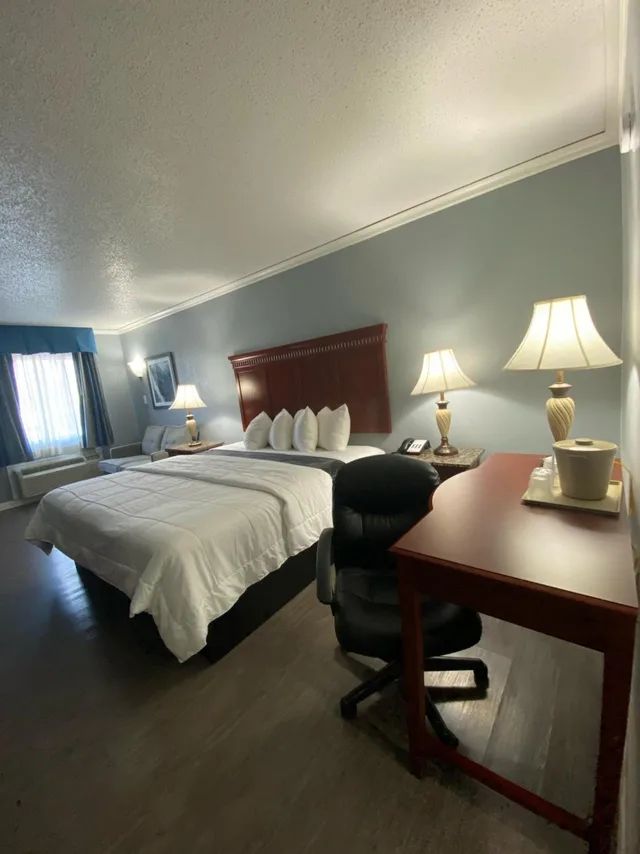 غرفة بسرير كينج، Antioch Quarters Inn and Suites 6/10