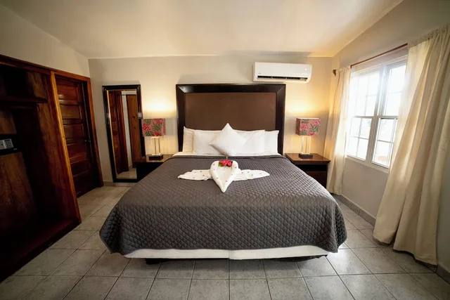 غرفة بسرير كينج بإطلالة على البحر بشرفة، Corona Del Mar Hotel 1/2