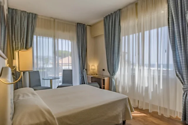 Superior, Double or Twin Bed, Lateral Side Sea View، Garden Lido 2/10