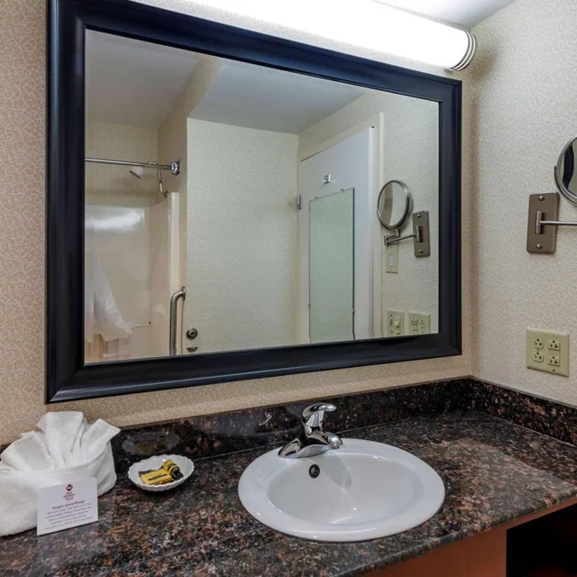 غرفة بسرير كينج بحوض استحمام لذوي الإعاقة، Best Western Plus Inn at Hunt Ridge 5/7