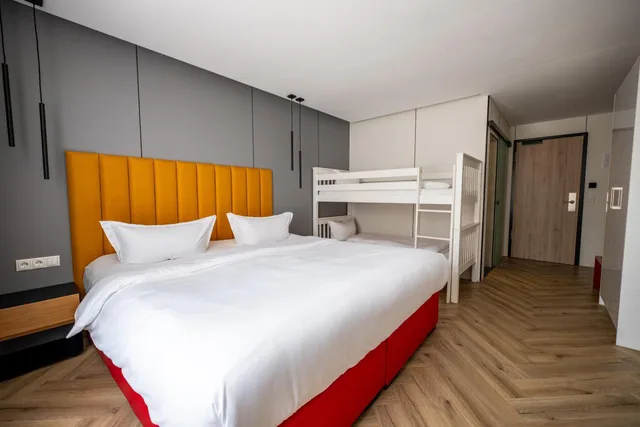 غرفة عائلية بسرير كينج وسرير بطابقين، Hotel Andante Rust 1/2