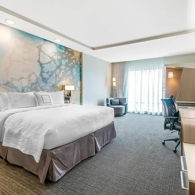 غرفة بسرير كينج بحوض استحمام لذوي الإعاقة، Courtyard By Marriott Longview North 3/5