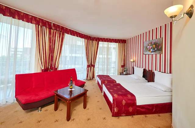 جناح جونيور، Hotel Karolina 1/3