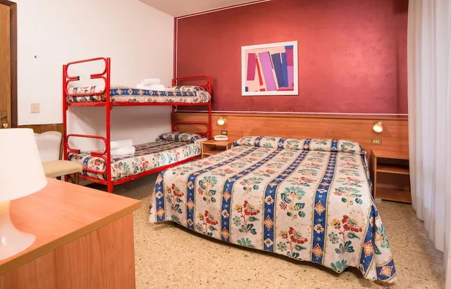 غرفة عائلية رباعية بسرير مزدوج وسرير بطابقين، Hotel Azzorre Antille 4/6