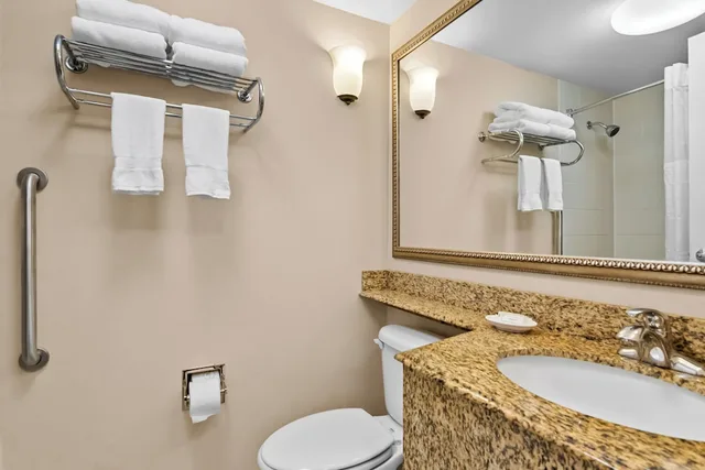 غرفة قياسية بسرير كينج، Clarion Inn North Haven - New Haven North 4/4