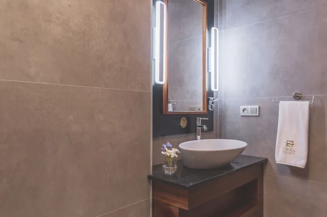 جناح بسرير كينج بإطلالة على المسبح، Orka Cove Hotel Penthouse & Suites - Adults Only 2/2