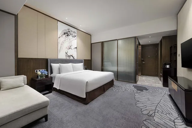 غرفة بريميوم بسرير كينج مع دخول صالة النادي في طابق مرتفع، Crowne Plaza Nanning City Center 5/8