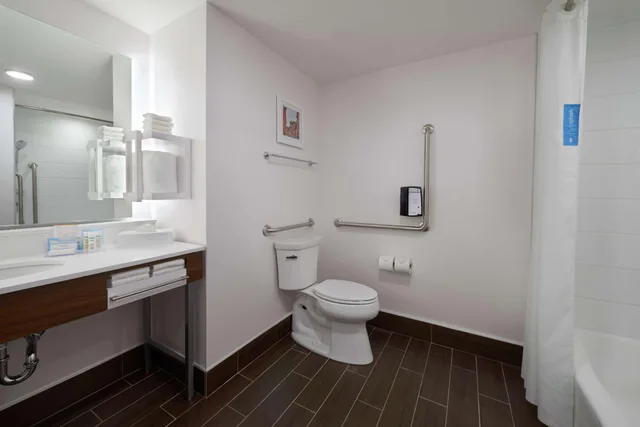 غرفة بسرير كينج، Hampton Inn and Suites by Hilton Montreal Dorval 4/4