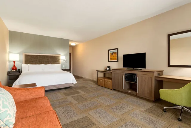 غرفة بسرير كينج مع أريكة، Hampton Inn By Hilton Edmonton/Sherwood Park 1/2
