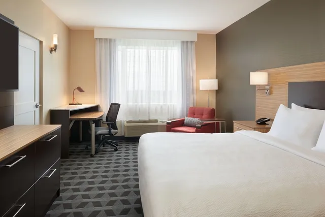 جناح ركني بسرير كينج بغرفة نوم واحدة مع أريكة، TownePlace Suites by Marriott Toronto Oakville (ex Quality Suites) 1/3