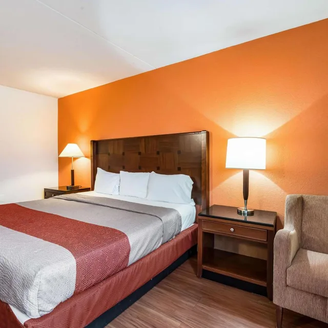 Room, King Bed, Accessible, Motel6 Tinton Falls, NJ - Neptune 2/10