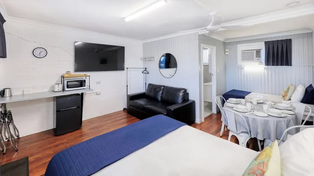 غرفة عائلية بسرير كوين وسرير فردي مع أريكة، Almare Tourist Motel 1/4