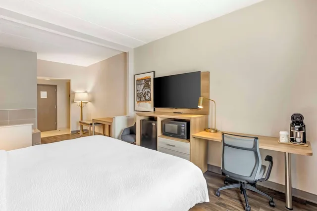 غرفة قياسية بسرير كينج بحوض جاكوزي، Best Western Plus Heritage Rail Inn & Suites 8/10