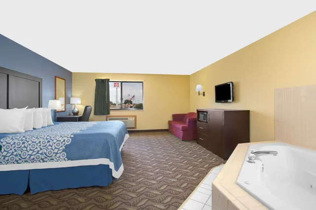 غرفة بسرير كينج وسريرين كوين، Days Inn by Wyndham North Platte 3/8