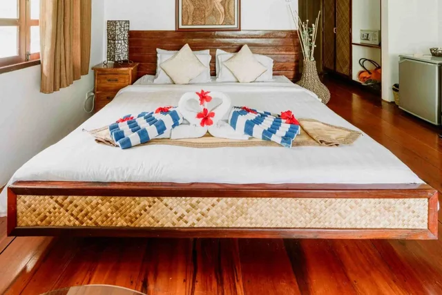 غرفة بسرير كينج بإطلالة على البحر، Romantic Beach Villas 1/4