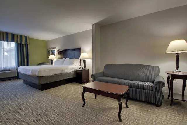 جناح بسرير كينج مع أريكة، Holiday Inn Express Hotel Suites Middleboro Raynham 4/4