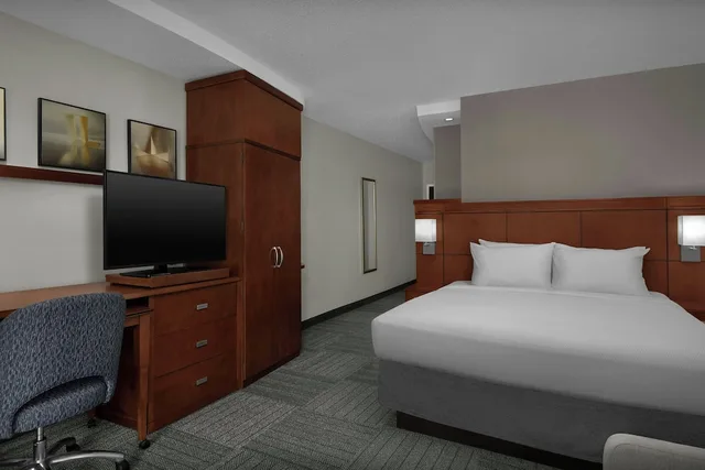 غرفة بسرير كينج مع أريكة، Courtyard Greensboro Airport 5/10