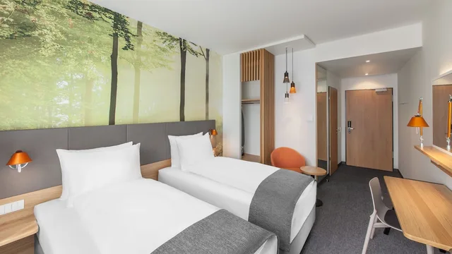 غرفة قياسية بسريرين منفصلين، Holiday Inn Munich Leuchtenbergring, an IHG Hotel 1/3