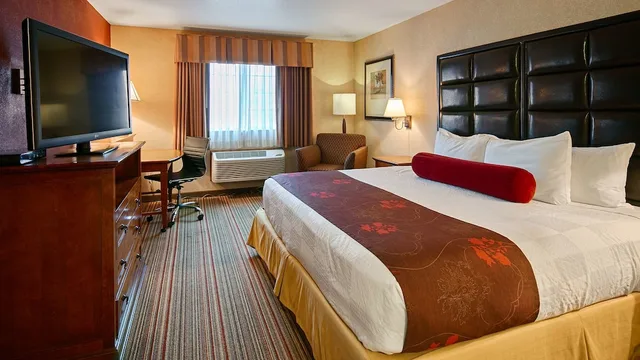 غرفة قياسية بسرير كينج، Best Western Plus Rama Inn & Suites 1/3