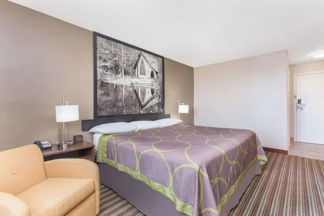 غرفة بسرير كينج، Super 8 by Wyndham Columbus Airport 4/6